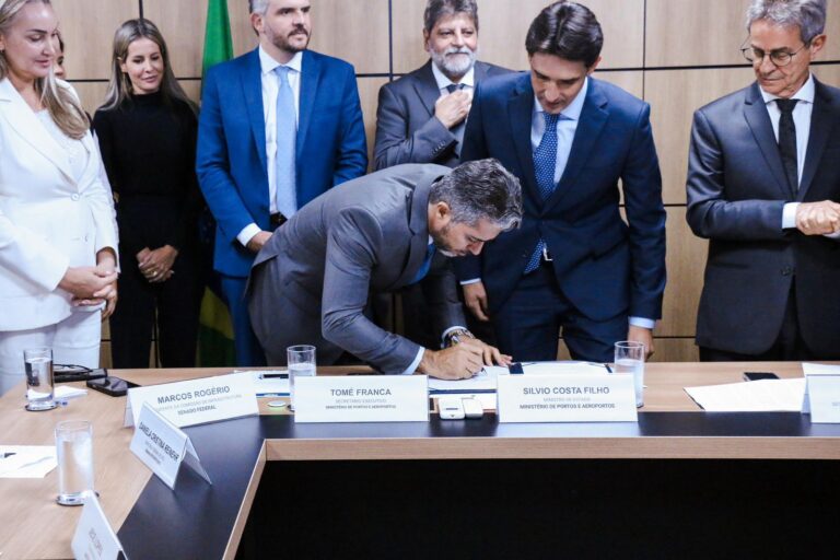 Foi assinada nesta quinta-feira (21), no Palácio do Planalto, a ordem de serviço para a construção do novo terminal de passageiros do município, marcando o início oficial de uma obra estimada em R$ 35 milhões.